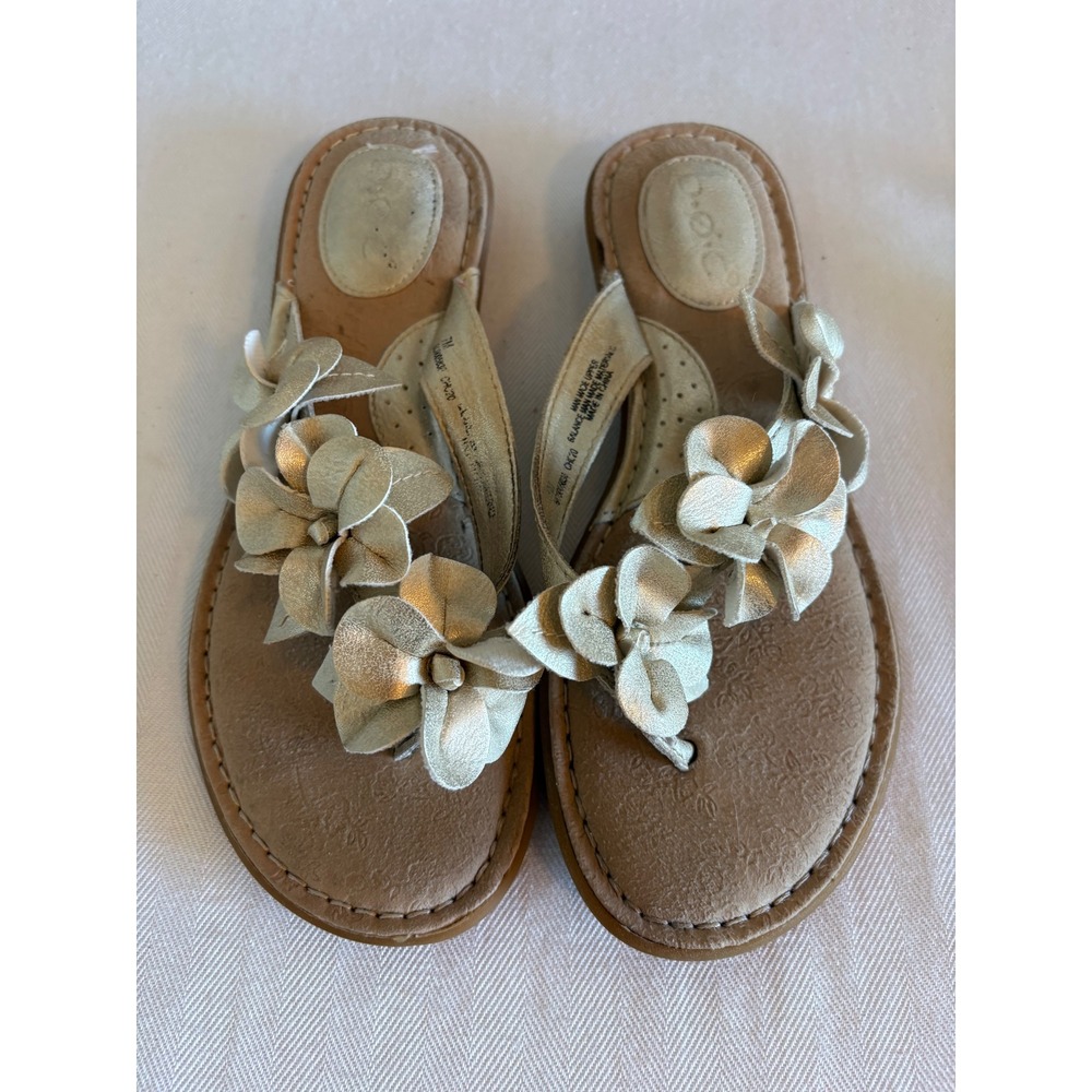 b.o.c. Born Concept Womens 7M Champagne Gold Metallic Floral Thong Sandals CHC20